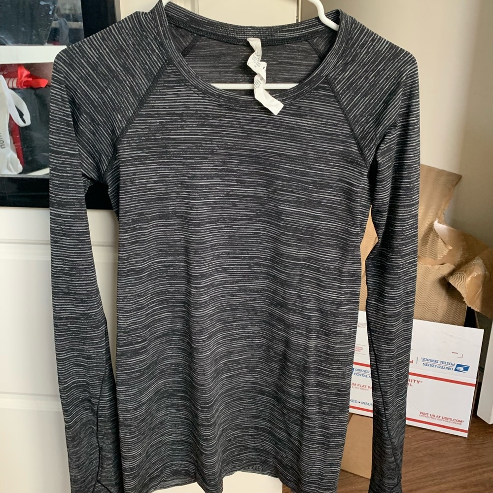 Lululemon black and white long sleeve shirt